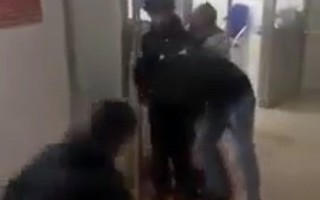 Một người đàn ông bị đâm gục ngay tại phòng cấp cứu