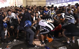 Nổ liên hoàn, CĐV Juventus dẫm đạp nhau thoát thân