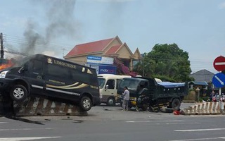 CLIP: Đâm xe tải, xe Limousine bốc cháy ở Bà Rịa - Vũng Tàu