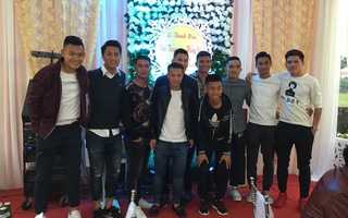 Tuyển thủ Việt mừng đám cưới tiền vệ Thắng "điếc"