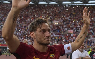 Totti ngấn lệ trong ngày giã từ sân cỏ