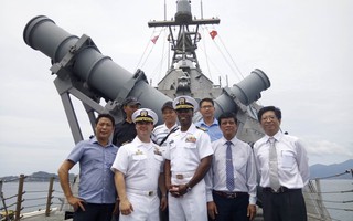 Hai chiến hạm cập cảng Cam Ranh
