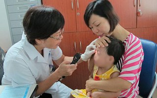 Con gái suýt mù vì mẹ nhỏ sữa chữa ghèn mắt