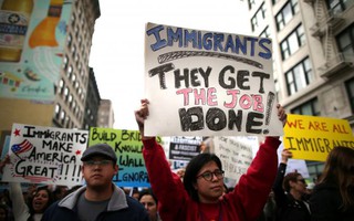 Mỹ: Sắc lệnh nhập cư mới sẽ "tha" người có thẻ xanh