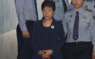 Bà Park Geun-hye bị còng tay hầu tòa, "bạn thân" Choi rơi lệ hối lỗi
