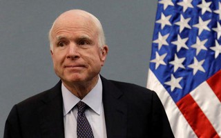 Ông McCain tiếp tục "oanh tạc người nhà"