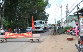 Hết cách, dân lại chặn xe tải vào mỏ đá Tân Cang
