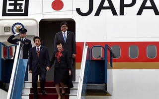 Thủ tướng Shinzo Abe tới Hà Nội, bắt đầu thăm Việt Nam