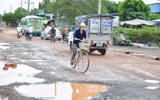 Đường nát, dân phát bực và xe vẫn ùn ùn né trạm thu phí