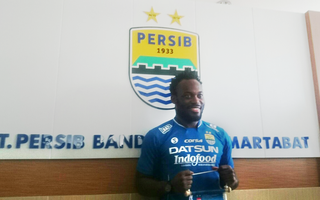 Essien bất ngờ khoác áo CLB nhà giàu Indonesia