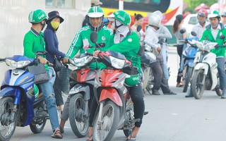 Cử nhân chạy Grab, Uber có đáng lo?