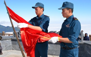 Lễ thượng cờ Tổ quốc ở đỉnh Fansipan