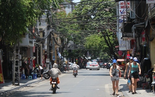 "Mưa vàng" giải nhiệt nắng nóng cực điểm ở Hà Nội, miền Bắc