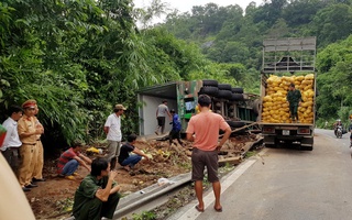 Thót tim với xe tải lơ lửng trên miệng vực đèo Bảo Lộc