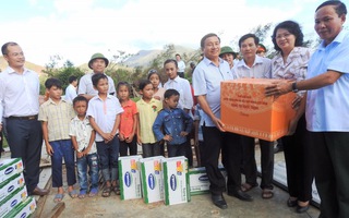 Vinamilk tặng sữa cho trẻ em vùng lũ