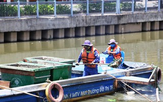 Tỉa thưa đàn cá trên kênh Nhiêu Lộc - Thị Nghè