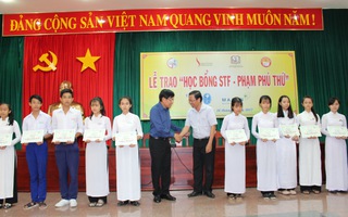 Trao “Học bổng STF - Phạm Phú Thứ” tại Bến Tre