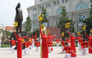 TP HCM bảo dưỡng định kỳ tượng đài Chủ tịch Hồ Chí Minh