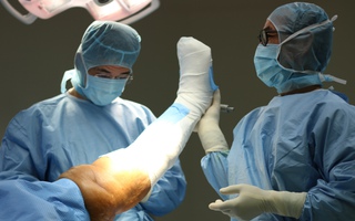 Bệnh nhân nước ngoài sang Việt Nam thay khớp gối