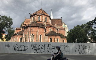 Tường rào công trình Nhà thờ Đức Bà bị "bôi bẩn"