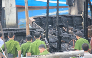 Cháy rụi tàu cá chở 30.000 lít dầu