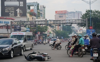 TP HCM: Sáng sớm, taxi húc xe máy văng 10m