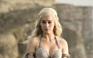 Emilia Clarke - Đóa hồng quyến rũ lẻ bóng