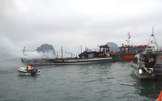 Tàu chở 14 khách nước ngoài bốc cháy trên vịnh Hạ Long