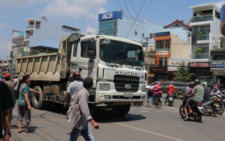 Bị xe ben “nuốt” vào gầm, kéo lê 10m