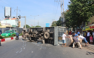 Xe tải lật ngang, nhiều xe máy mắc họa