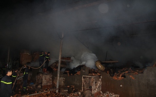 Hỏa hoạn giữa đêm khuya, công ty gỗ bị thiêu rụi