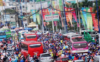 Giao thông kẹt cứng trước Khu Du lịch Suối Tiên