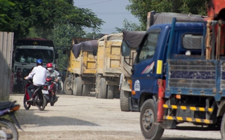 Bà Rịa - Vũng Tàu: Người dân đem đá chặn xe tải băm đường