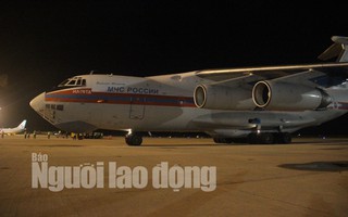 Cận cảnh phi cơ đưa 40 tấn hàng cứu trợ của Nga đến Khánh Hòa