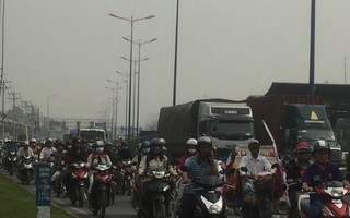 Ngán ngẩm "nhúc nhích"  trên xa lộ Hà Nội