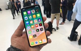 Thương lái 'tuyển quân' xếp hàng mua iPhone X