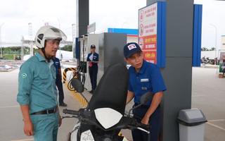 Thực hư chuyện cấm công chức Hà Nội đổ xăng tại trạm xăng Nhật
