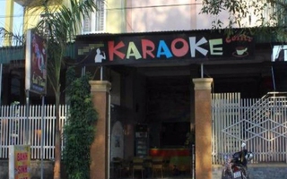 Ép nữ sinh lớp 11 đang đi học vào quán karaoke giở trò đồi bại