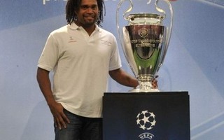 Cựu danh thủ Karembeu sang TP HCM xem "Siêu kinh điển"