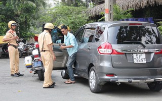 Vì sao đồng ý Grab, từ chối Uber?