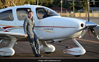 18 tuổi, lập kỷ lục lái máy bay vòng quanh thế giới