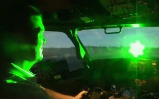 Máy bay tư nhân bị chiếu đèn laze ở Nội Bài