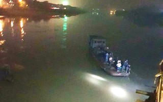 Lùi xe bất cẩn, ô tô lao xuống sông Hồng làm 2 người tử vong
