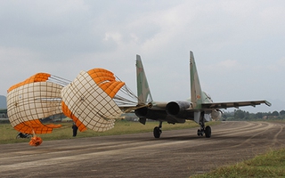 Phi công mưu trí xử lý tình huống Su-30MK2 còn 1 động cơ