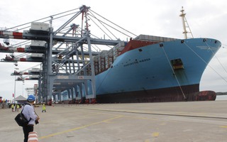 Siêu tàu container dài 399 m cập cảng Cái Mép