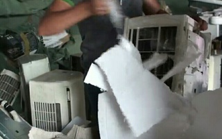 Ráo riết truy tìm chủ lô hàng máy lạnh ở Sài Gòn