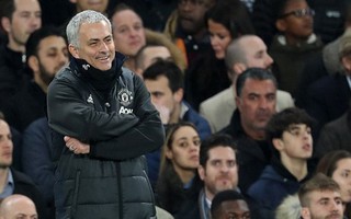 Mourinho nổi nóng, cười nhạt ngày Man United mất ngôi