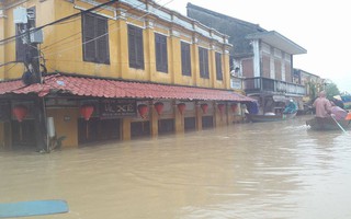 Miền Trung: Nhiều nơi còn ngập chìm trong nước, cô lập