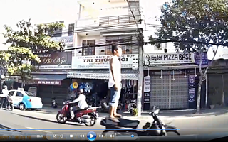 Truy tìm thanh niên lái xe máy bằng chân ở Đà Nẵng