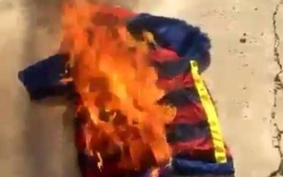 Fan Barcelona đốt áo, gọi Neymar là kẻ phản bội